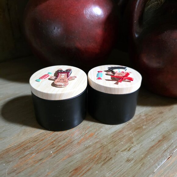 Set of 2 Gingerbread Boy & Girl Christmas Black Tin Candles in Tea Tree Scent - Picture 4 of 4